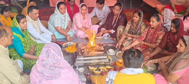 मनोहर लाल राजनीति  में रह कर जी रहे हैं संत जैसा जीवन -डा अर्चना गुप्ता