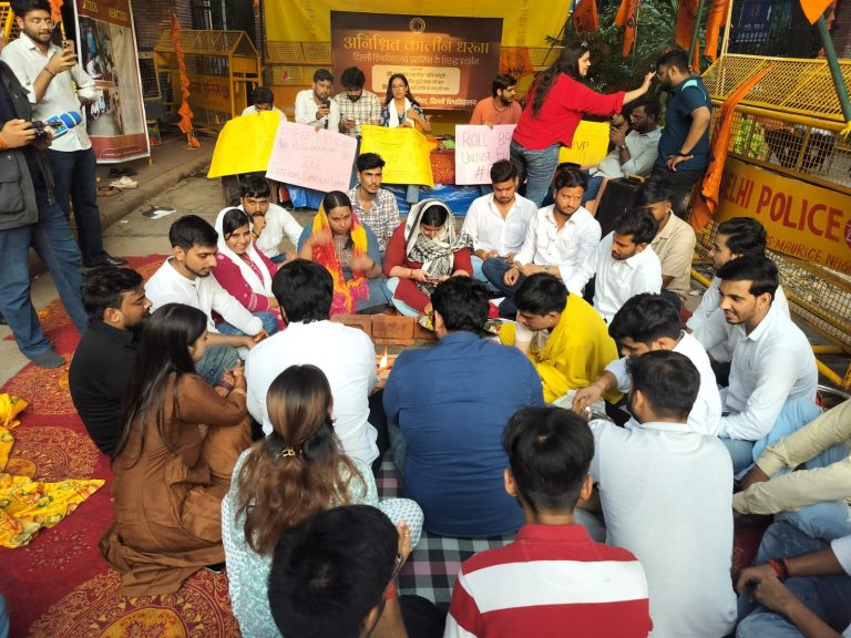 दिल्ली विश्वविद्यालय में अभाविप का अनिश्चितकालीन धरना प्रदर्शन जारी