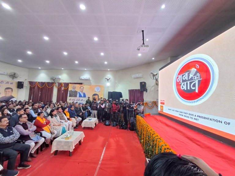 भाजपा के राष्ट्रीय कार्यकारी अध्यक्ष नितिन नबीन ने प्रदेश अध्यक्ष वीरेन्द्र सचदेवा एवं सांसद बांसुरी स्वराज के साथ राजेन्द्र नगर में सुना प्रधानमंत्री के मन की बात का कार्यक्रम