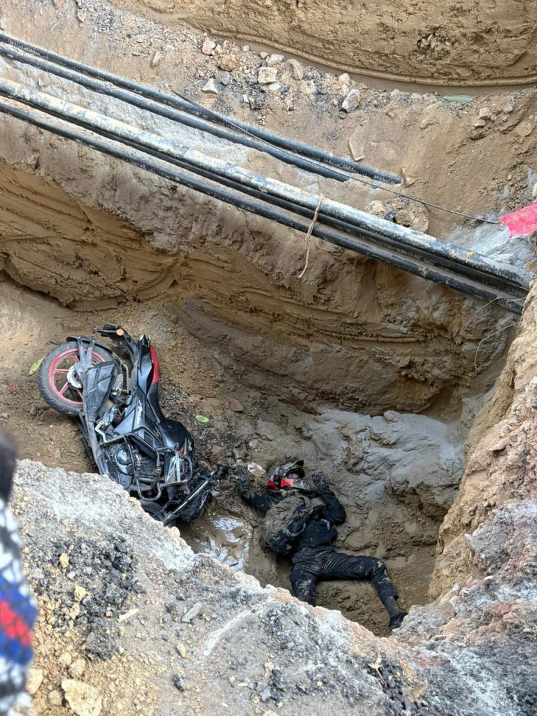 दिल्ली के जनकपुरी में सड़क पर गहरे गड्ढे में गिरने से बाइक सवार की मौत