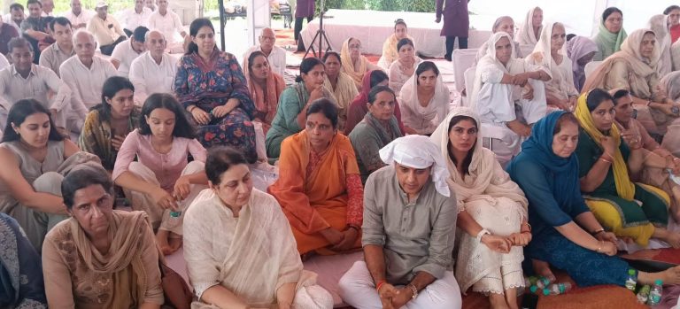 शोक संतप्त परिवारों से मिली भाजपा प्रदेश अध्यक्ष डा. अर्चना गुप्ता, दिवंगत आत्माओं को अर्पित किए श्रद्धासुमन