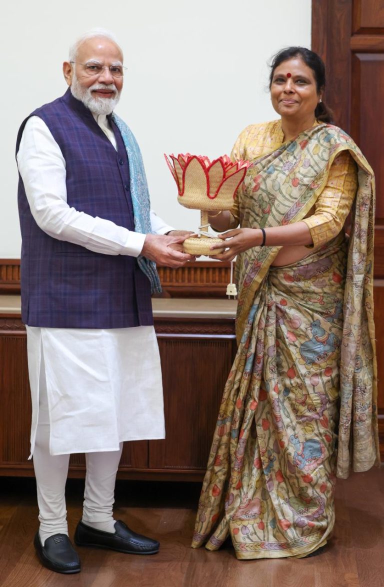 प्रधानमंत्री मोदी से मिली प्रदेश अध्यक्ष डॉ. अर्चना गुप्ता, पुराल से बना कमल दिया, संगठनात्मक विषयों पर हुई चर्चा