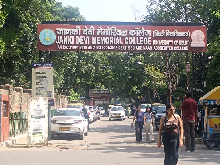 एलएसआर कॉलेज के पास हुई घटना के बाद छात्राओं की सुरक्षा को लेकर जानकी देवी कॉलेज की प्राचार्या स्वाति पाल हुईं सक्रिय